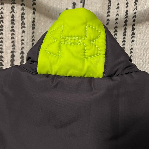 UA Semi-Fitted Puffer Vest - Picture 5 of 7
